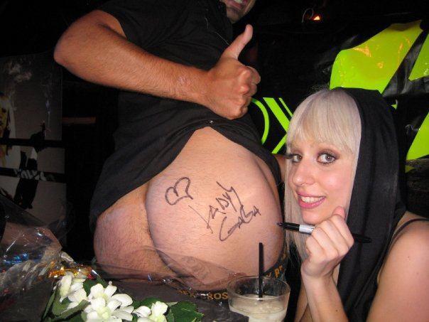 Lady-gaga-autografo-culo