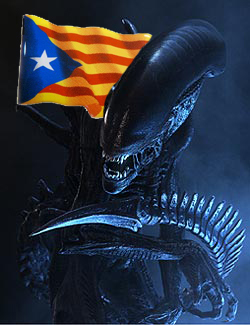 Alien con una bandera independentista catalana