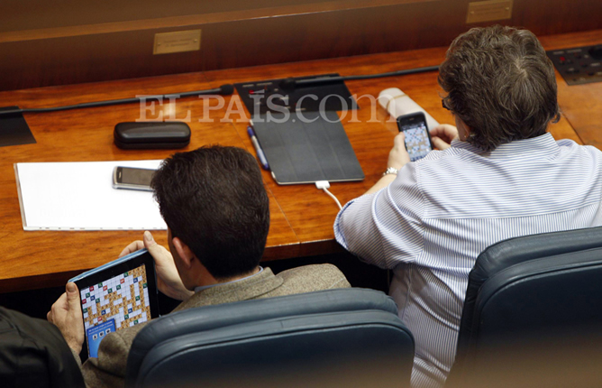 diputados-PP-juegan-partida-Apalabrados-durante-pleno