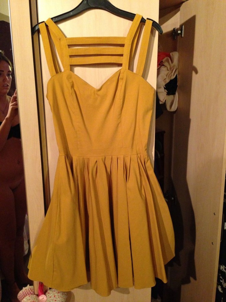 Aimi-Hodges-vestido-amarillo-ebay-1