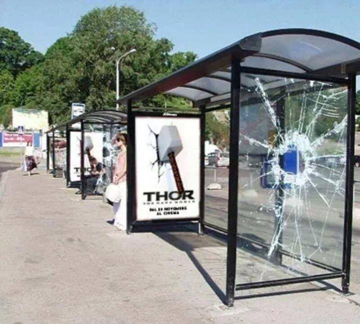 Thor. Publicidad en paradas de autobús