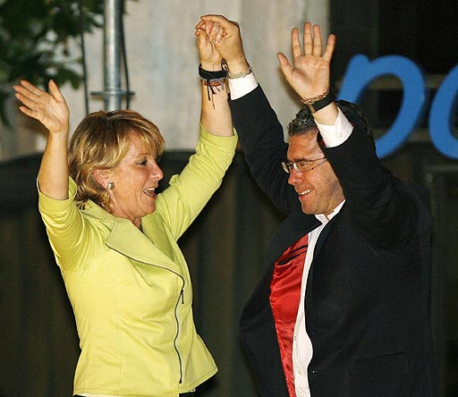 Esperanza Aguirre Bailando con Lobos