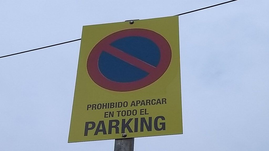 Prohibido aparcar en el parking